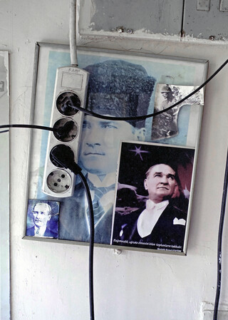 Everybody's Atatürk Everybody's Atatürk – book cover closed